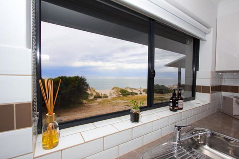 Absolute Beachfront Sandy Feet 2 Upstairs 2 Bedroom Apartment Beach Stayz Semaphore - Accommodation Rockhampton 2