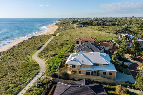 Absolute Oceanfront Escape - Accommodation Rockhampton 0