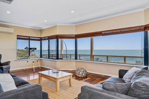 Absolute Oceanfront Escape - Accommodation Rockhampton 3