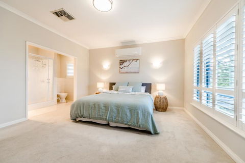 Absolute Oceanfront Escape - Accommodation Rockhampton 4