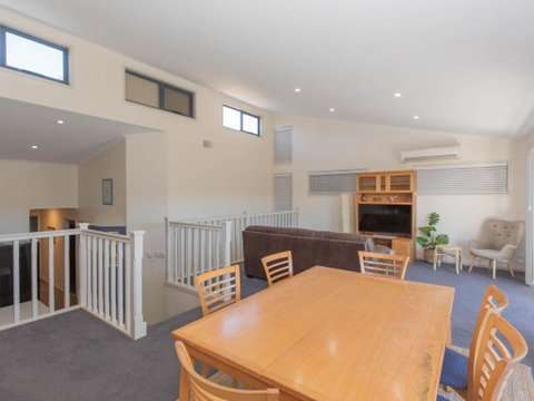 Acacia 4 2 Kirwan Close - Accommodation Rockhampton 0