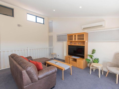 Acacia 4 2 Kirwan Close - Accommodation Rockhampton 2