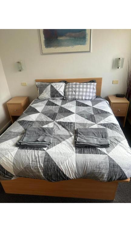 Acland Street Studio Apartment FREE PARKING - Accommodation Rockhampton 0