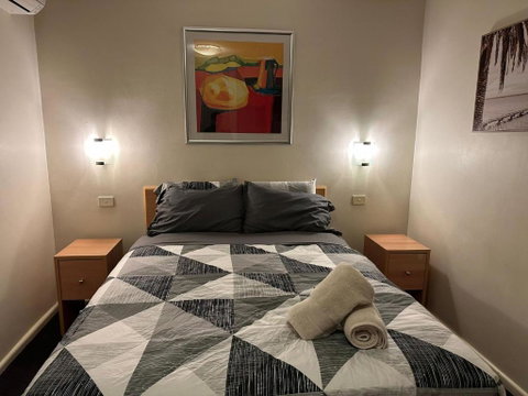 Acland Street Studio Apartment FREE PARKING - Accommodation Rockhampton 2