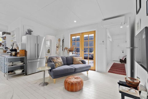 Adrift - Pet-friendly - 5 Min Walk To Bay - Rustic Charm - Accommodation Rockhampton 1