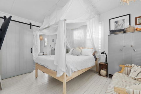 Adrift - Pet-friendly - 5 Min Walk To Bay - Rustic Charm - Accommodation Rockhampton 2