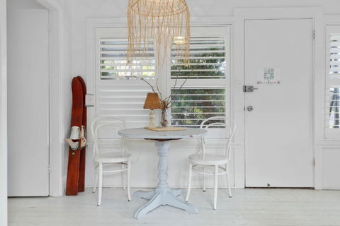 Adrift - Pet-friendly - 5 Min Walk To Bay - Rustic Charm - Accommodation Rockhampton 3