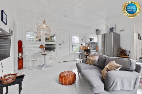 Adrift - Pet-friendly - 5 Min Walk To Bay - Rustic Charm - Accommodation Rockhampton 0