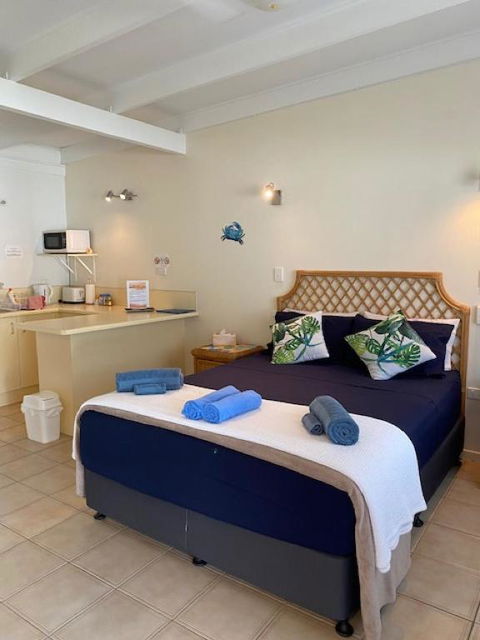 AFFORDABLE ISLAND ESCAPE! Queen Studio, Nelly Bay - Accommodation Rockhampton 1