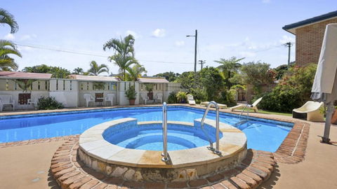 Affordable, Pool, Spa, Beach, Bbq, Sleeps 4 - Accommodation Rockhampton 2