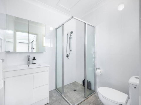 Affordable Studio Steps From UQ Shops And Transit - Accommodation Rockhampton 4