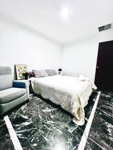 Affordable Beautiful Queen Bedroom Near City Swan River Fremantle University - Accommodation Rockhampton 1