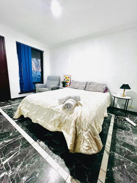 Affordable Beautiful Queen Bedroom Near City Swan River Fremantle University - Accommodation Rockhampton 0