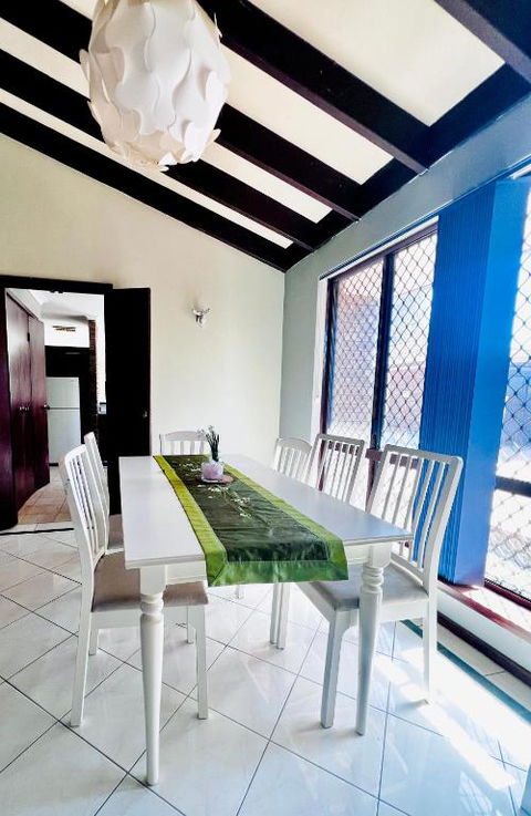 Affordable Beautiful Queen Bedroom Near City Swan River Fremantle University - Accommodation Rockhampton 3