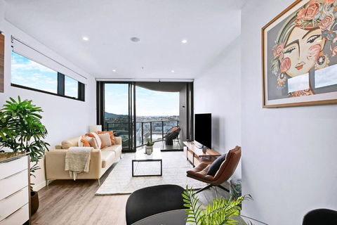 Above Brisbane King Suite With Rooftop Pool Deck - Accommodation Rockhampton 0