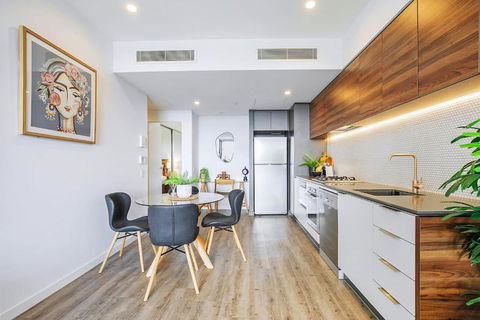 Above Brisbane King Suite With Rooftop Pool Deck - Accommodation Rockhampton 2