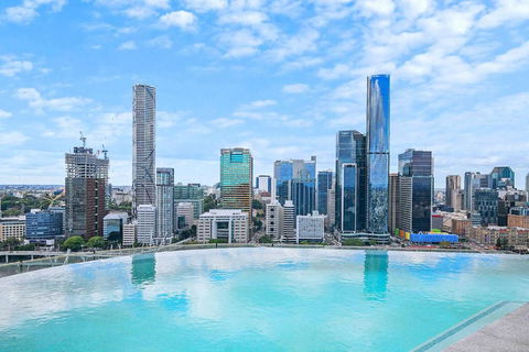 Above Brisbane King Suite With Rooftop Pool Deck - Accommodation Rockhampton 3