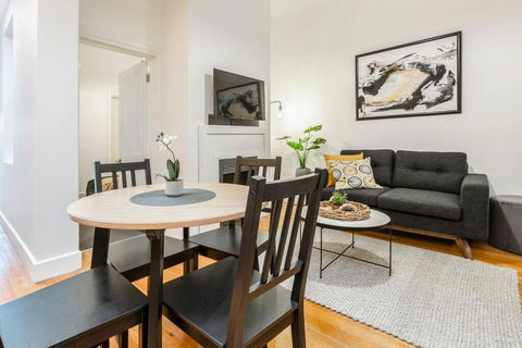 A Carlton Classic - Quaint Inner-City Getaway - Accommodation Rockhampton 0