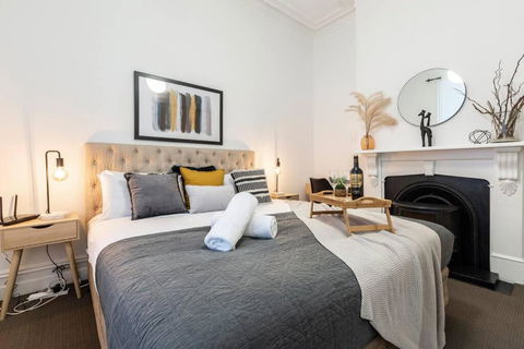 A Carlton Classic - Quaint Inner-City Getaway - Accommodation Rockhampton 1