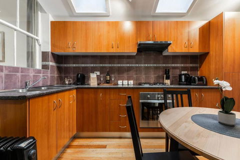 A Carlton Classic - Quaint Inner-City Getaway - Accommodation Rockhampton 2