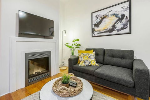 A Carlton Classic - Quaint Inner-City Getaway - Accommodation Rockhampton 3