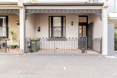 A Carlton Classic - Quaint Inner-City Getaway - Accommodation Rockhampton 4