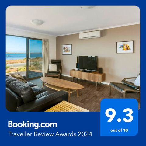 Absolute Waterfront Views And Kayaks - Accommodation Rockhampton 3