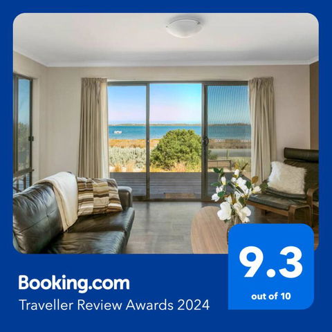 Absolute Waterfront Views And Kayaks - Accommodation Rockhampton 1