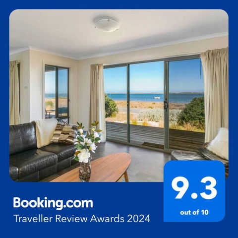 Absolute Waterfront Views And Kayaks - Accommodation Rockhampton 2