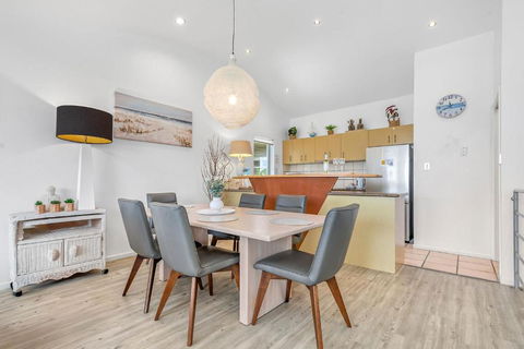 Andari Apartment 2, Sunshine Beach, Beachfront Street And Just Steps To Surf-club - Accommodation Rockhampton 2