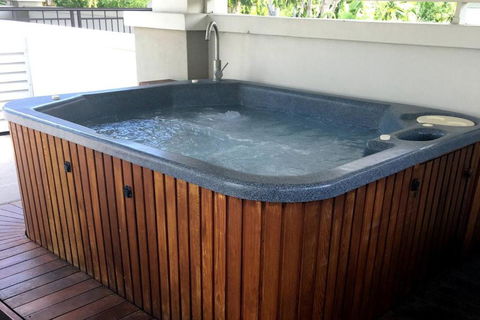 Amazing Rooftop Resort Experience With Hot Tub - Accommodation Rockhampton 1