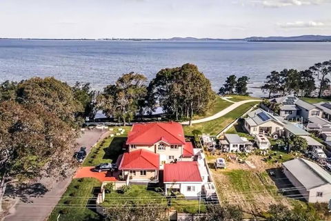 Aircabin - Tuggerawong - Lake Front - 9 Beds House - Accommodation Rockhampton 0