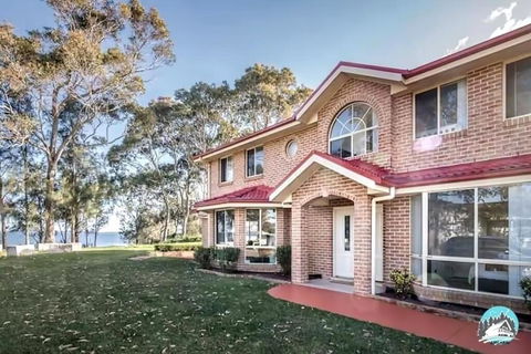 Aircabin - Tuggerawong - Lake Front - 9 Beds House - Accommodation Rockhampton 1