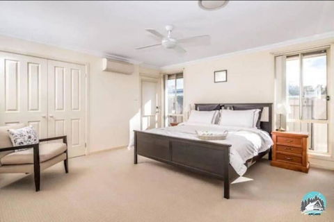 Aircabin - Tuggerawong - Lake Front - 9 Beds House - Accommodation Rockhampton 2