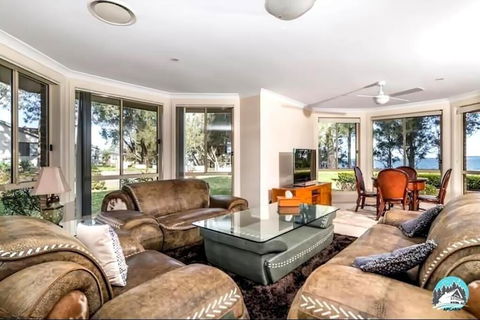 Aircabin - Tuggerawong - Lake Front - 9 Beds House - Accommodation Rockhampton 3