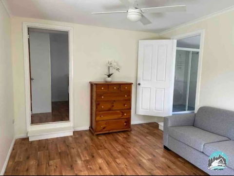 Aircabin - Tuggerawong - Lake Front - 9 Beds House - Accommodation Rockhampton 4