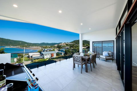 Airlie Bay View - Accommodation Rockhampton 1