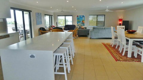 Alcheringa, 1 - 10 Pacific Parade - Accommodation Rockhampton 3