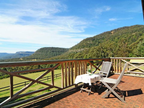 Alcheringa Cottage Amazing Location With Views - Accommodation Rockhampton 0