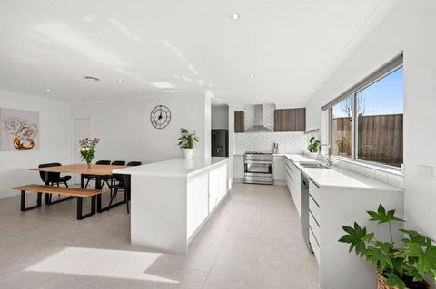 All Day Sunshine And Relaxation -Pet Friendly - Accommodation Rockhampton 0