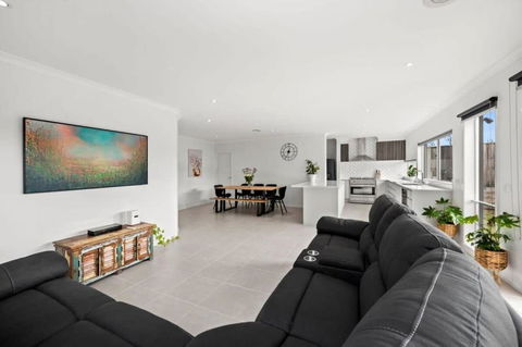 All Day Sunshine And Relaxation -Pet Friendly - Accommodation Rockhampton 1