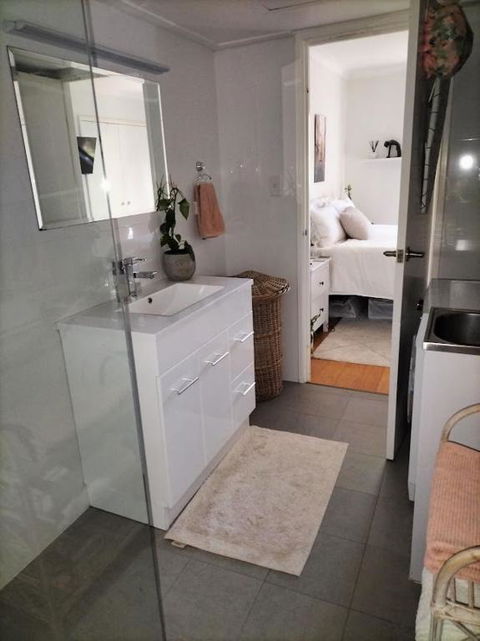 All The Comforts By The Lake - Accommodation Rockhampton 3