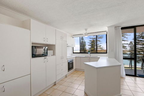 Allamanda, Unit 11, 32 Esplanade, Bulcock Beach - Accommodation Rockhampton 2