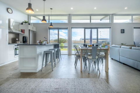 Amaroo 1 - Freycinet Holiday Houses - Accommodation Rockhampton 0