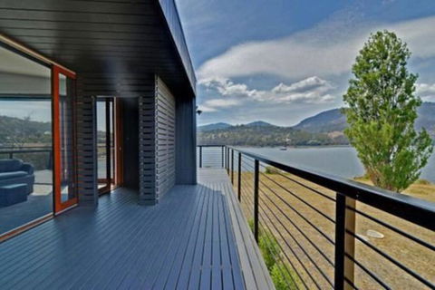 AMAZING 5-Star WATERFRONT RETREAT ON THE RIVERWALK - Accommodation Rockhampton 0