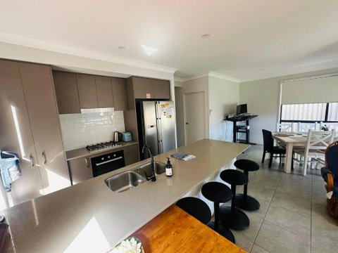 Amazing Air Austral With AC And Built-in Wardrobe - Accommodation Rockhampton 4