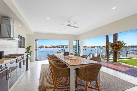 Amazing Canal House With Private Jetty, Gym & Pool - Accommodation Rockhampton 2