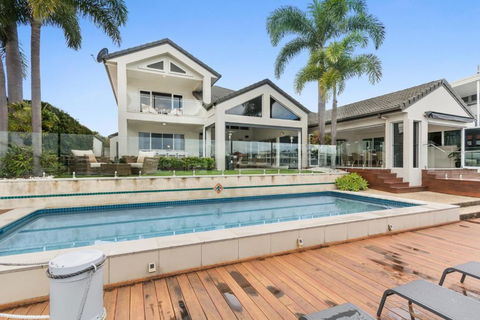 Amazing Canal House With Private Jetty, Gym & Pool - Accommodation Rockhampton 1