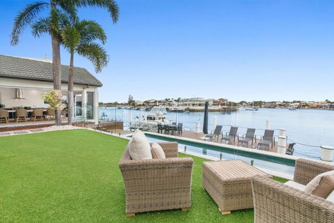 Amazing Canal House With Private Jetty, Gym & Pool - Accommodation Rockhampton 0