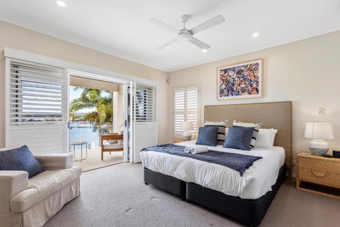 Amazing Canal House With Private Jetty, Gym & Pool - Accommodation Rockhampton 4